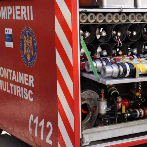 Incendiu de vegetație uscată cu materiale combustibile în zonă