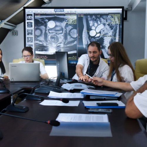 Un bărbat de 75 de ani, tratat cu succes pentru cancer colorectal și afecțiuni urologice prin abordare multidisciplinară