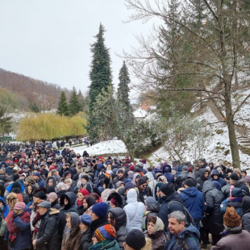 Mii de credincioși participă la canonizarea părintelui Arsenie Boca la Mănăstirea Prislop