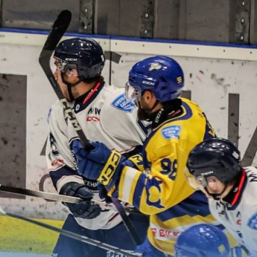 Corona Brașov câștigă cu 5-2 în fața Academiei Budapesta într-un meci intens