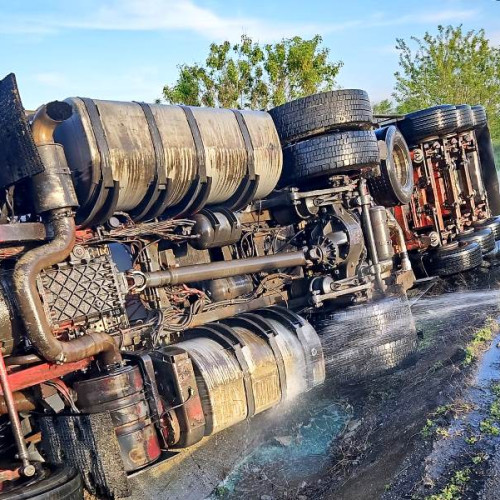 Trafic oprit pe DN 25 în județul Galați din cauza unui accident între un autoturism și o autocisternă