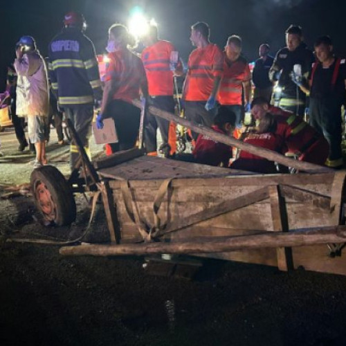 Patru persoane rănite după coliziunea dintre o mașină și o căruță în Covasna