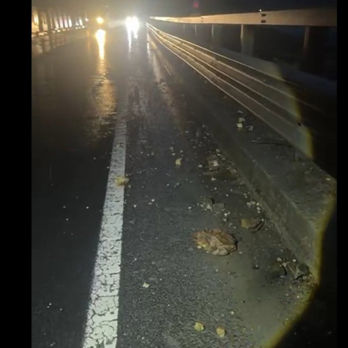 Pietre căzute blochează parțial circulația pe DN 7, în apropierea localității Boița