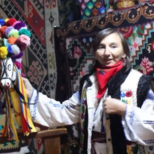 Tânăra din Botoșani care creează comori tradiționale cu mâinile sale