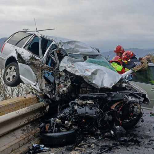 Accident grav între Severin și Orșova cu victime și trafic blocat