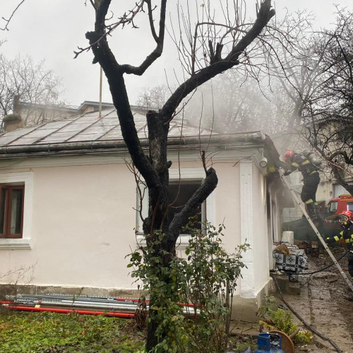 Incendiu la o casă din Botoșani provocat de un scurtcircuit