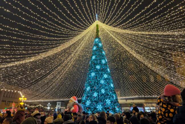 Timișoara s-a luminat pentru târgul de Crăciun 2025, cu concerte și atracții festive