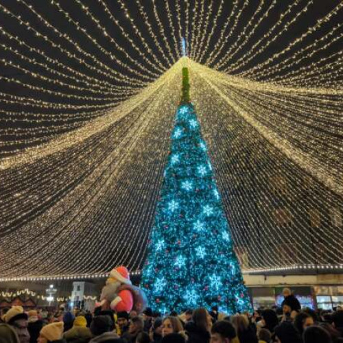 Timișoara s-a luminat pentru târgul de Crăciun 2025, cu concerte și atracții festive