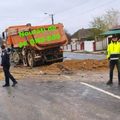 Accident rutier cu două autobasculante pe DN2 în localitatea Haret