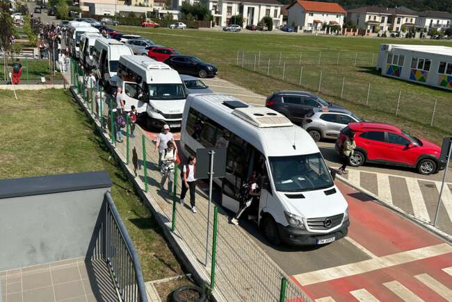 Primăria Dumbrăvița cumpără două autobuze școlare pentru elevi