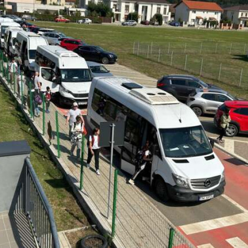 Primăria Dumbrăvița cumpără două autobuze școlare pentru elevi