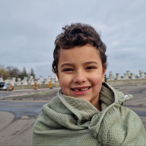 Băiețel de șase ani intră în apele reci ale mării de 1 Decembrie la Constanța