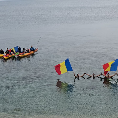 Constănțenii au sărbătorit 1 Decembrie cu baia tradițională în marea rece