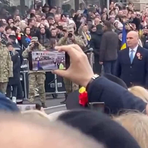 Imnul național a fost huiduit de susținători AUR și Călin Georgescu la Alba Iulia