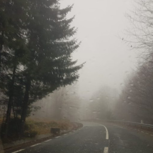 Ploi slabe și temperaturi scăzute în Maramureș, intervenții pentru siguranța rutieră