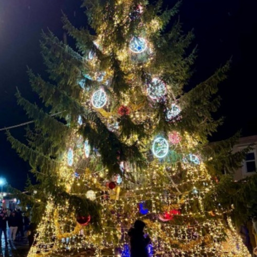 Codlea a aprins iluminatul festiv pentru sărbătorile de iarnă 2025