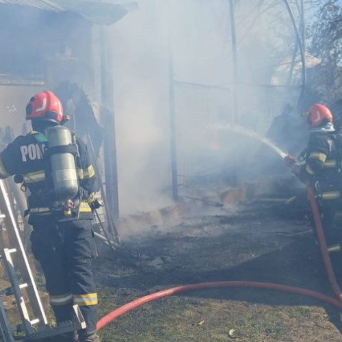 Incendiu la anexă gospodărească în Comănești: proprietar rănit și transportat la spital