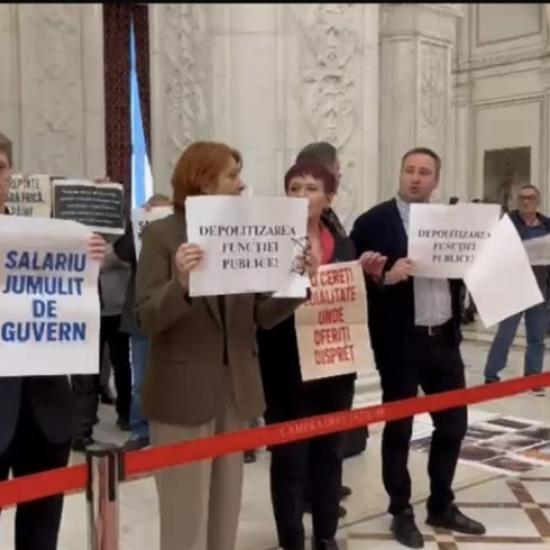 Angajaţii Parlamentului protestează din nou din cauza salariilor, înainte de asumarea răspunderii Guvernului