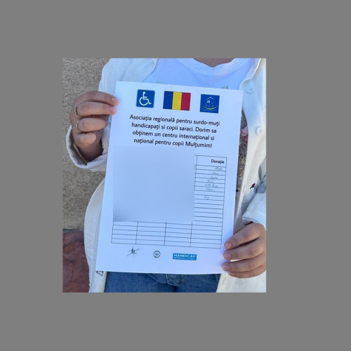 Doi indivizi folosesc formulare false pentru a înșela persoane în public