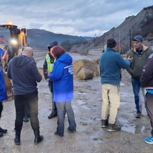 Infiltrarea apei a surpat drumul către podul peste pârâul Slănic la Lopătari