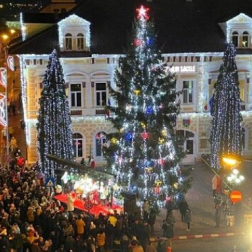Caravana sărbătorilor aduce magia iernii în Săcele cu aprinderea luminilor