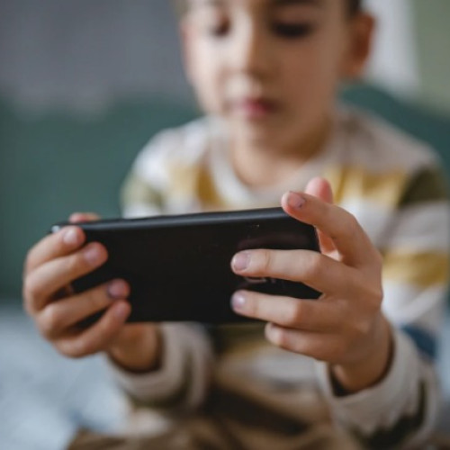 Smartphone-urile timpurii la copii cresc riscurile de sănătate, arată un studiu