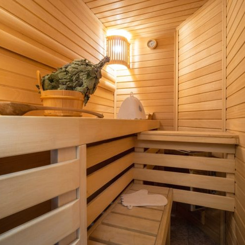 Lambriul din lemn, soluția practică și caldă pentru amenajarea locuinței tale