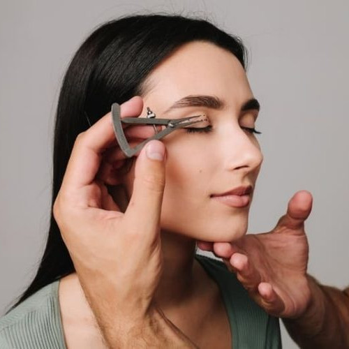 Când și cum poate fi corectată pleoapa lăsată prin blefaroplastie