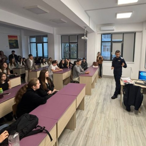 Jandarmii vrânceni au susținut o sesiune educativă la Liceul de Artă din Focșani