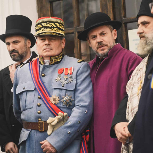 Huiduieli la reconstituirea istorică din Alba Iulia, în timpul discursului generalului Berthelot