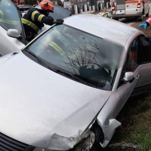 Șofer rămâne încarcerat după un accident grav la Brăiești