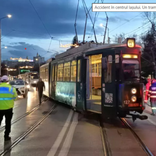 Tramvai deraiat după ce a lovit două vehicule în Iași, niciun rănit