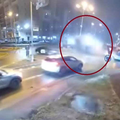 Un șofer de 55 de ani a fost rănit după ce a trecut cu mașina peste un sens giratoriu