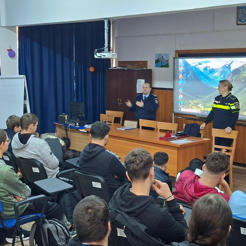 Jandarmii și polițiștii din Tulcea au susținut sesiuni educative privind fair-play-ul și siguranța școlară