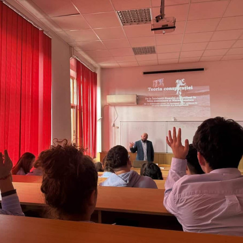 Elevii din Tulcea învață cum să recunoască știrile false și manipularea