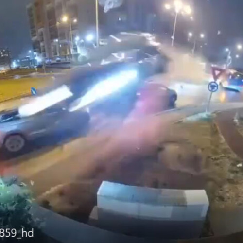 Șofer rănit într-un accident spectaculos în Oradea, salvat de echipajele ISU