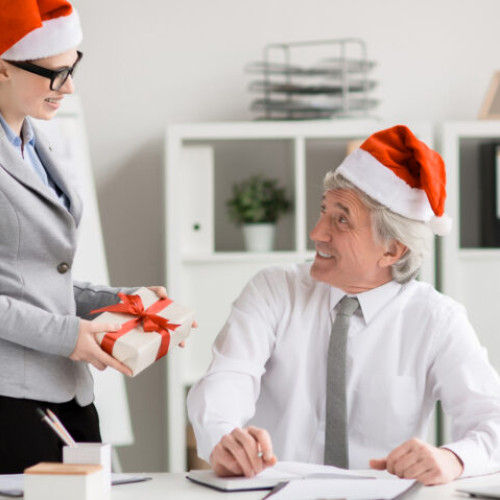 Majoritatea angajatorilor oferă beneficii de Crăciun angajaților în 2025