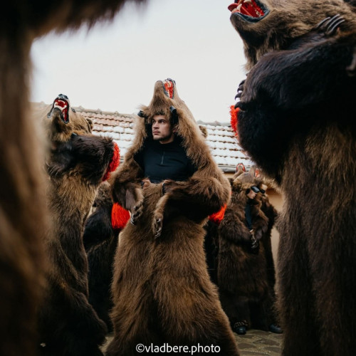 Jocul urșilor din Leorda-Comănești, spectacol de iarnă în Piața Sfatului din Brașov