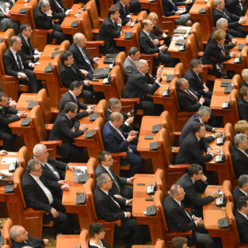 Moțiunea de cenzură împotriva guvernului Bolojan a strâns 119 semnături