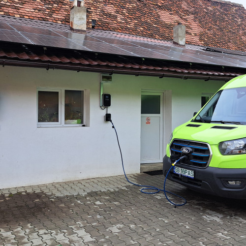 Consiliul Județean Sibiu instalează panouri fotovoltaice pe 10 clădiri sociale și construiește un parc la Ațel