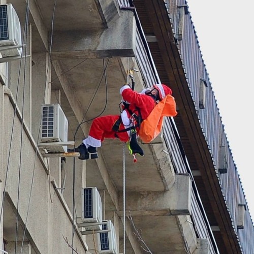 Moș Crăciun aduce bucurie copiilor internați la Spitalul de Copii Brașov