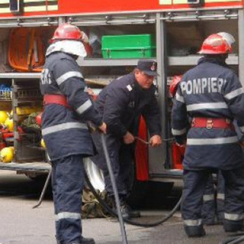 Incendiu la acoperișul unei clădiri cu locuințe din Brașov