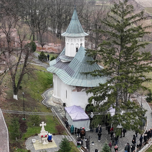 Sute de credincioși sărbătoresc hramul Mănăstirii Coșula după reabilitarea recentă