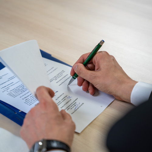 Proiect de lege propune salarizare minimă diferențiată după vechime și studii