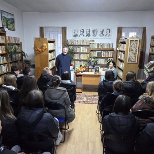 O nouă întâlnire a părintelui Iulian Szerasz cu liceenii din Vișeu de Sus despre sfinți și modele pentru tineri