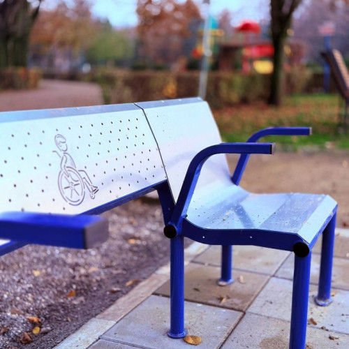 Primăria Ploiești montează prima bancă specială pentru persoane cu dizabilități în Parcul „Regele Mihai I”