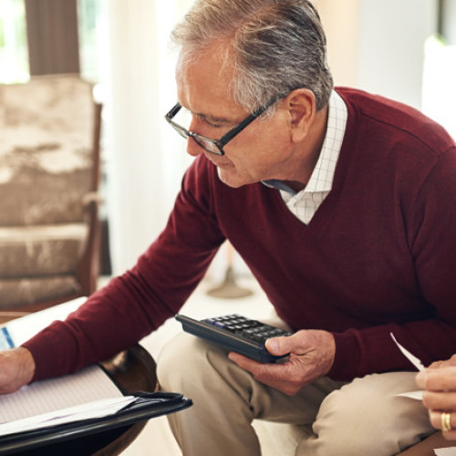 Numărul pensionarilor cu indemnizație socială a scăzut ușor în octombrie 2025