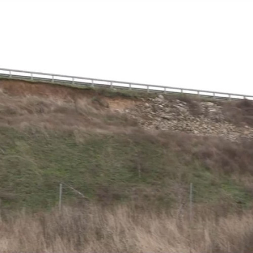Alunecări de teren afectează drumul expres Craiova-Pitești după ploi abundente