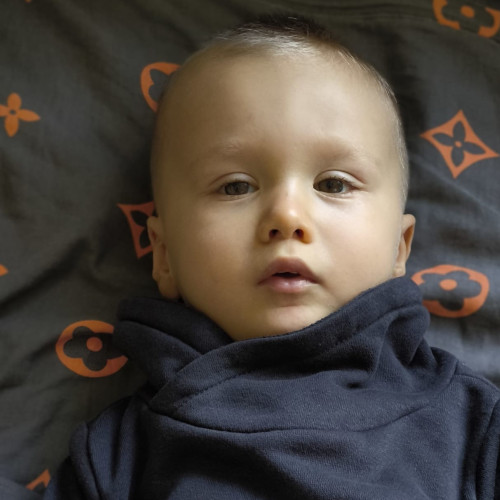 Andrei, copil cu sindrom genetic rar, are nevoie de terapie intensivă și sprijin financiar