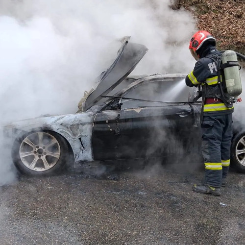 Mașină cuprinsă de flăcări la Râmnicu Vâlcea, fără victime